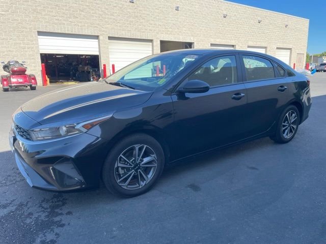 Used 2023 Black Kia LXS image 3