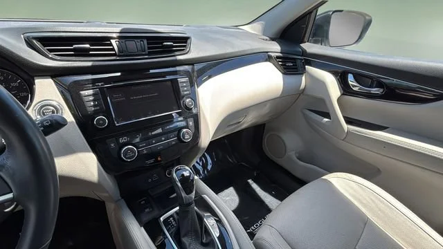 Used 2019 White Nissan SL image 25