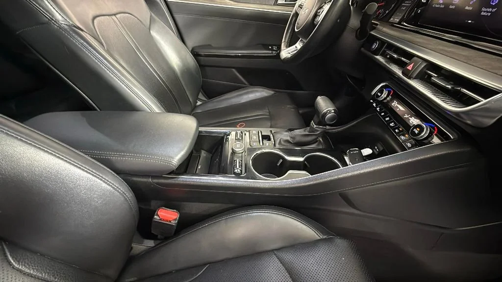 Used 2022 White Kia EX image 36