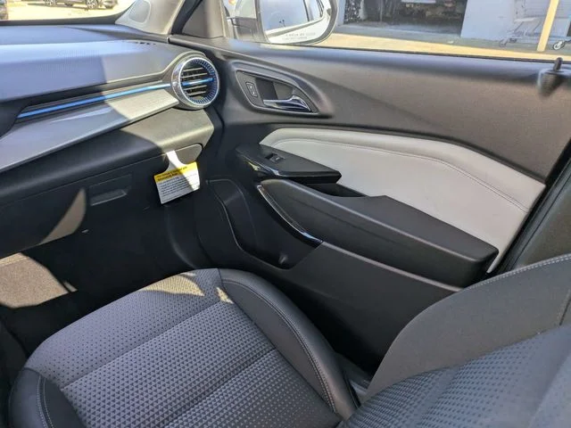 Used 2025 White Chevrolet LT image 17