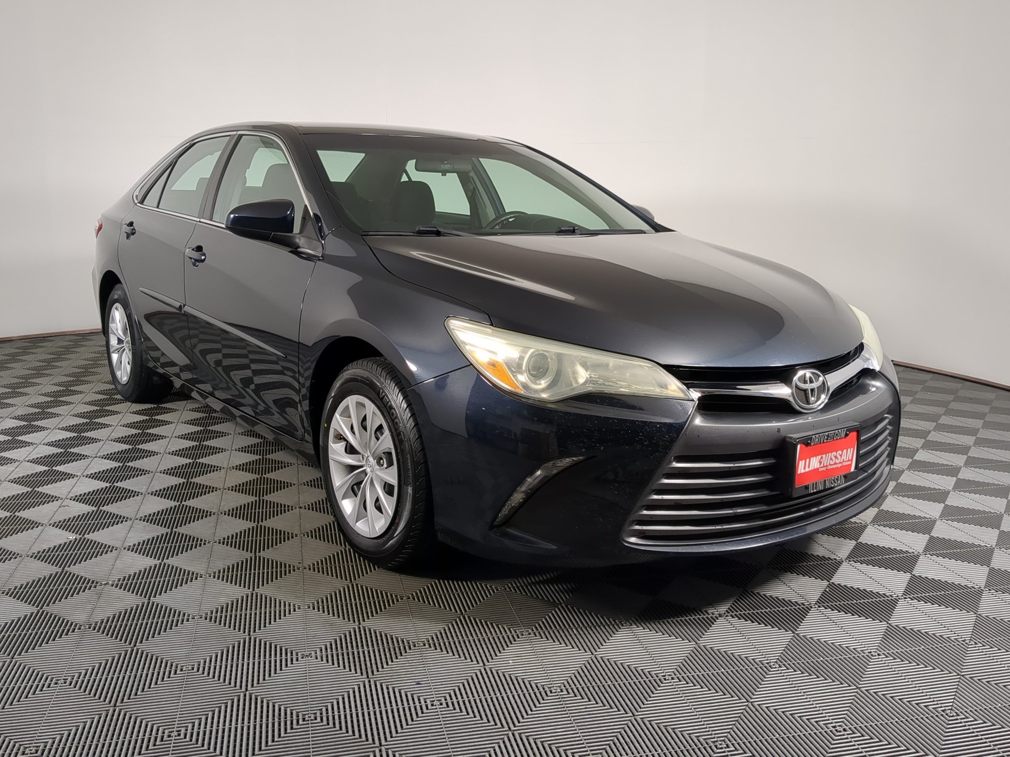 Used 2015 Toyota Camry LE with VIN 4T1BF1FK2FU931098 for sale in Champaign, IL