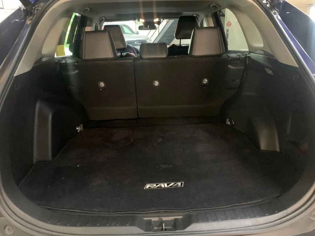 Used 2021  Toyota XLE Premium image 17