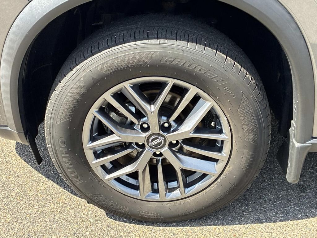 Used 2023 Gray Nissan S image 17