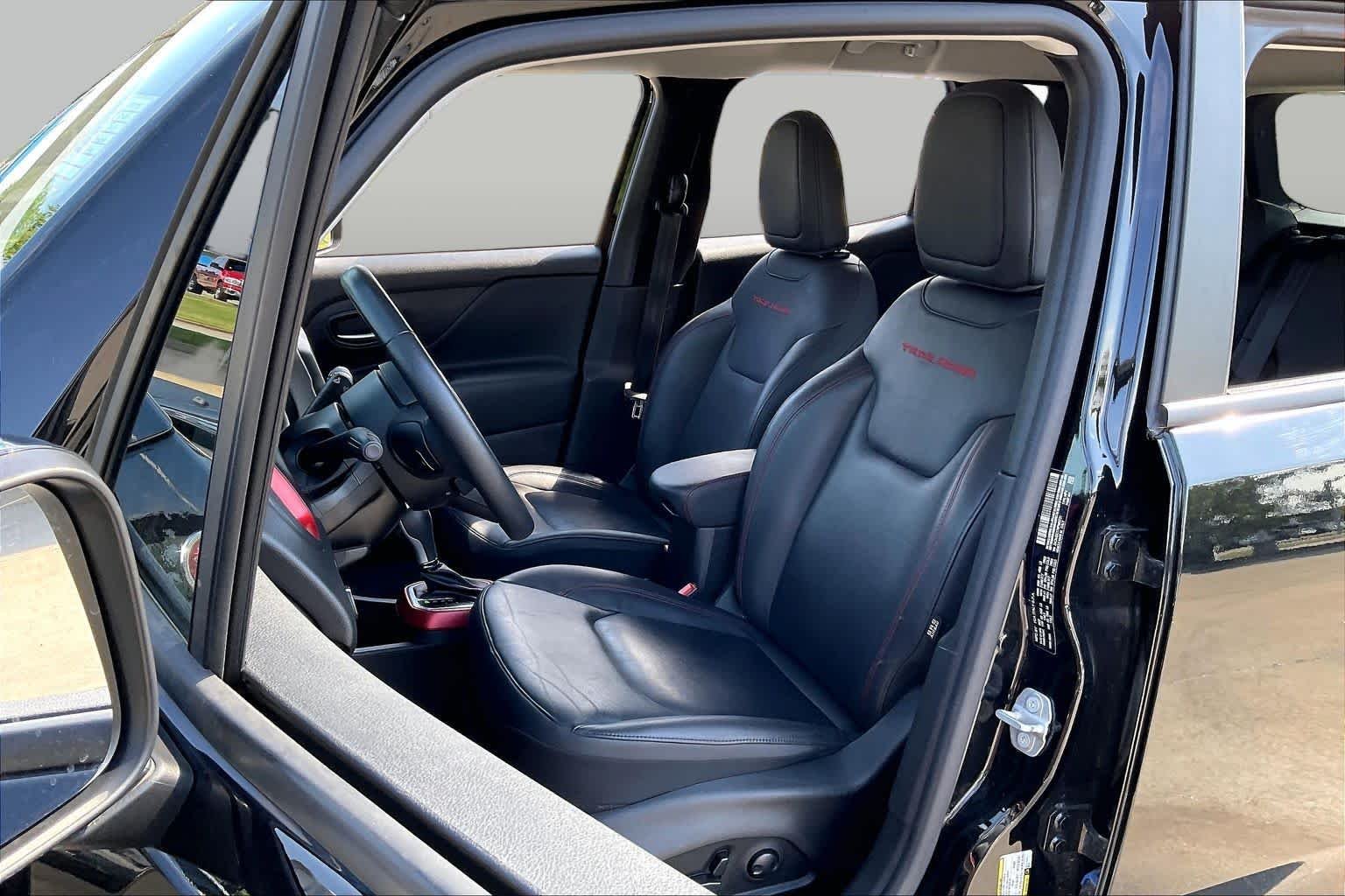 Certified Used 2022 BLACK CLEAR COAT Jeep Trailhawk image 8