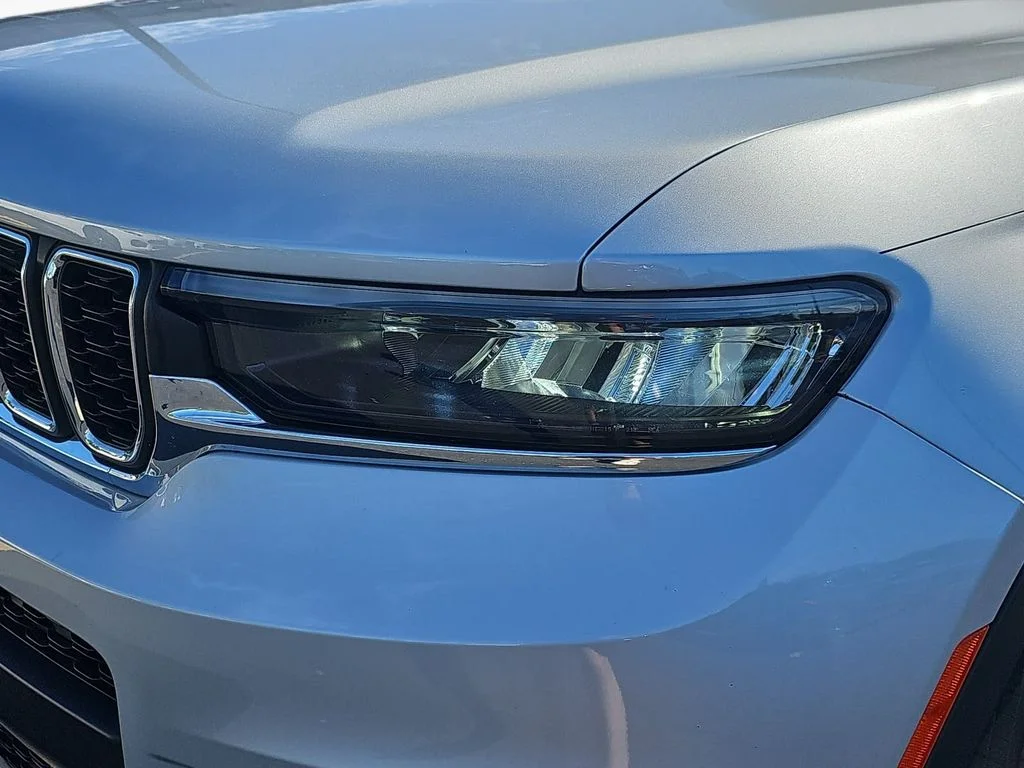 Used 2023 Silver Jeep Laredo image 30