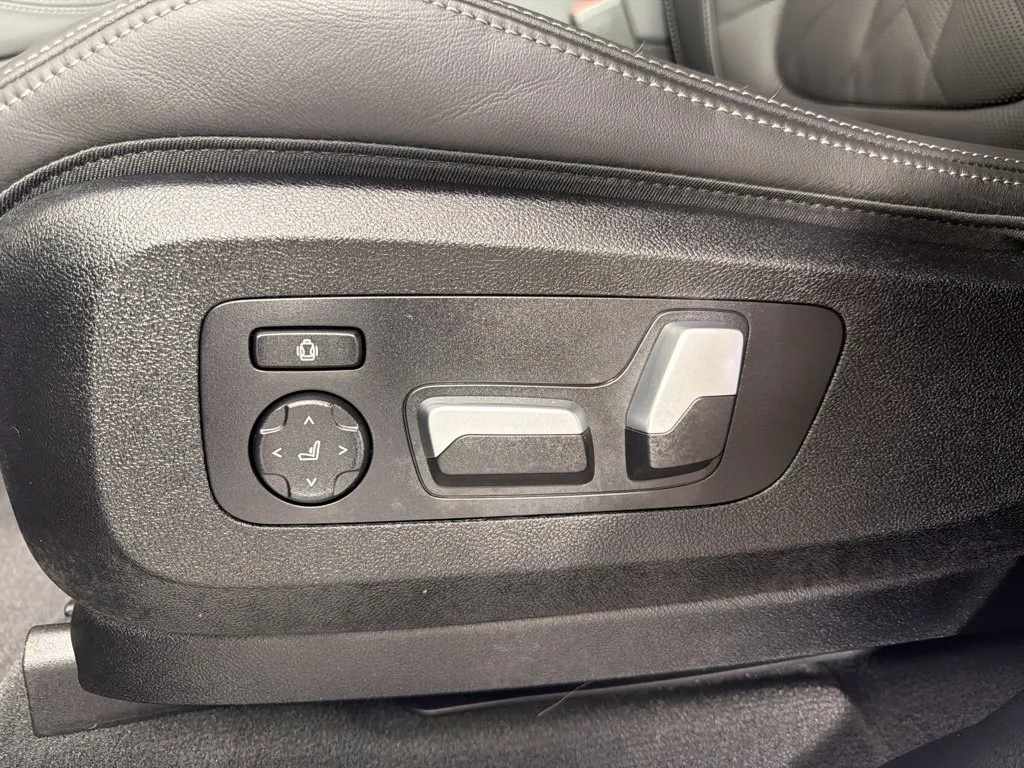 Certified Used 2026 Alpine White BMW xDrive40i image 23