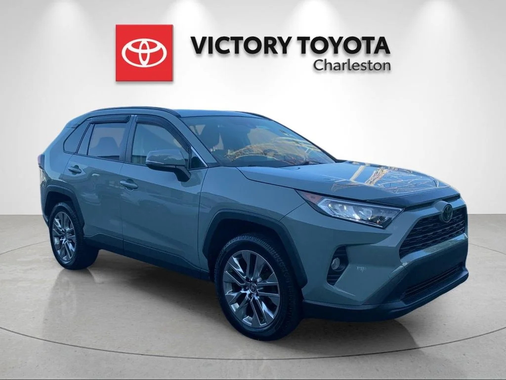 Used 2020  Toyota XLE Premium image 5