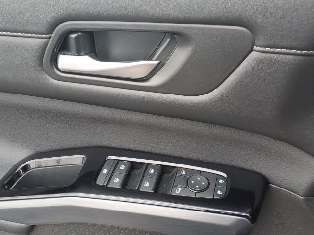 Used 2025  Nissan SL image 15