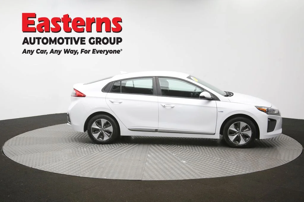 Used 2019 White Hyundai Base image 46