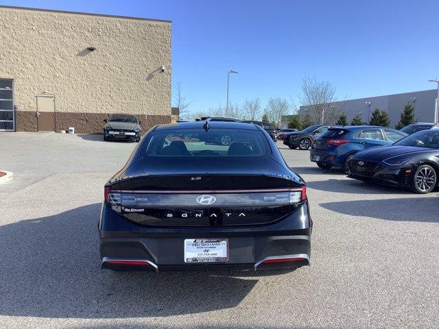 New 2026 Abyss Black Hyundai SE image 6