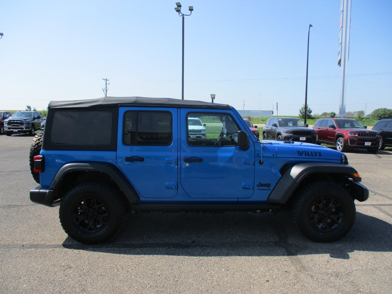 Used 2022 HYDRO BLUE Jeep Sport image 7