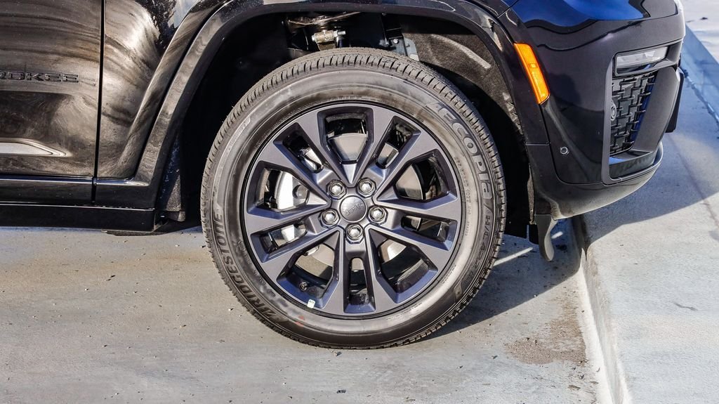 New 2026 Diamond Black Crystal Pearlcoat Jeep Limited Reserve image 11