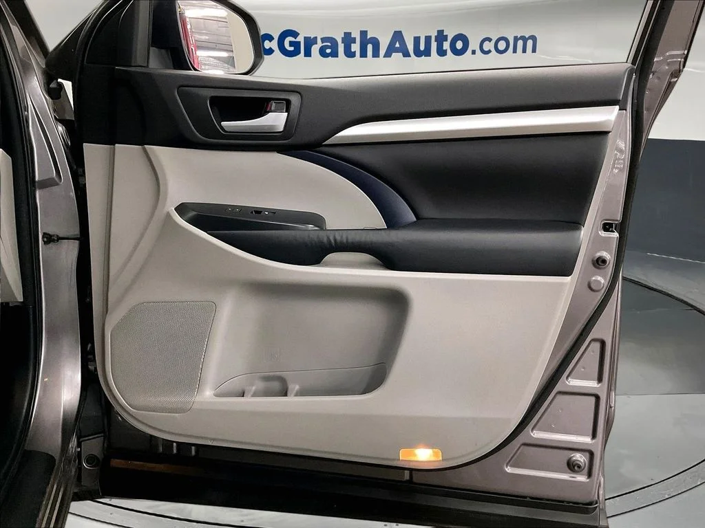 Used 2016 Gray Toyota XLE V6 image 28
