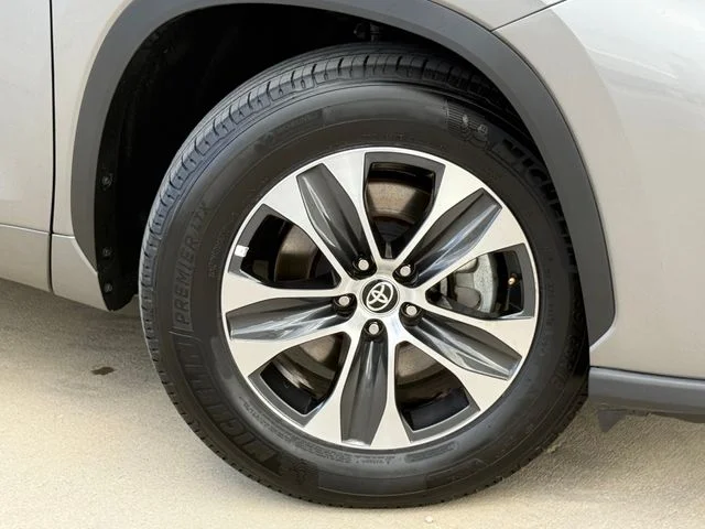 Certified Used 2025  Toyota XLE image 2