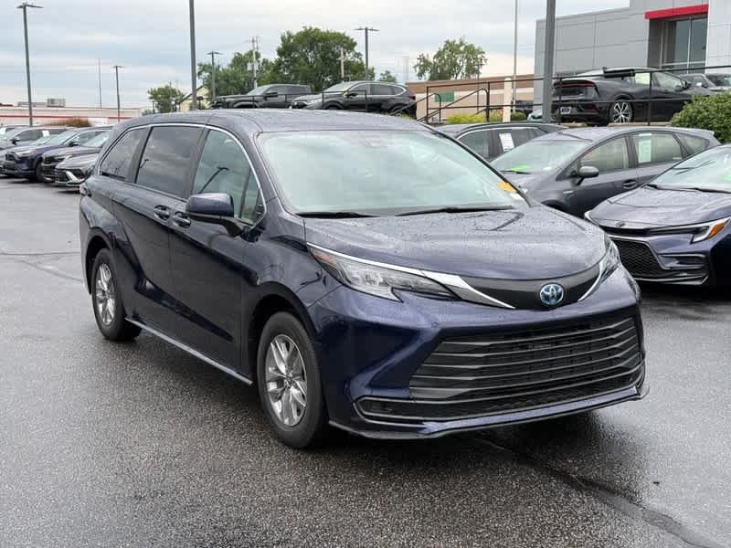 2025 Toyota Sienna LE