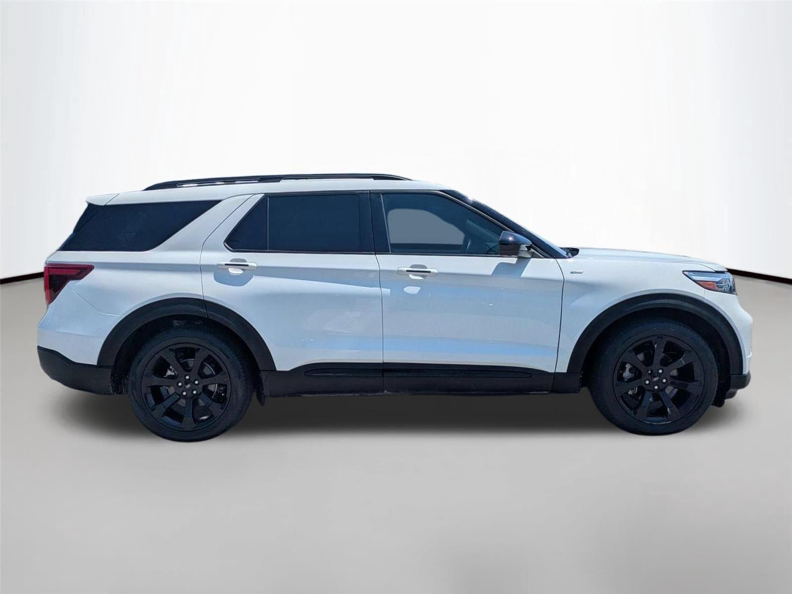 Used 2023 Star White Metallic Tri-Coat Ford ST-Line image 4