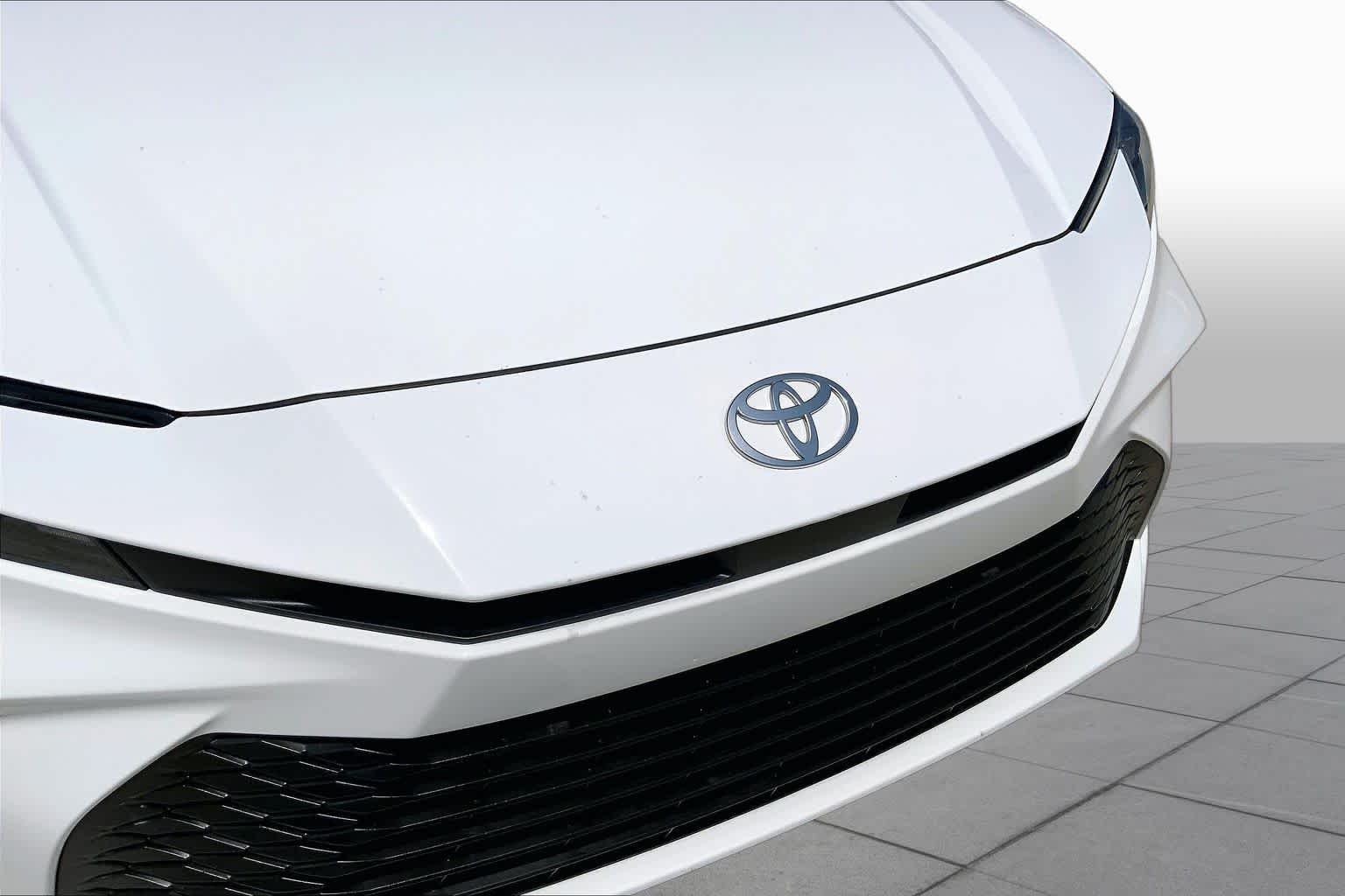 Used 2025 Ice Cap Toyota LE image 57
