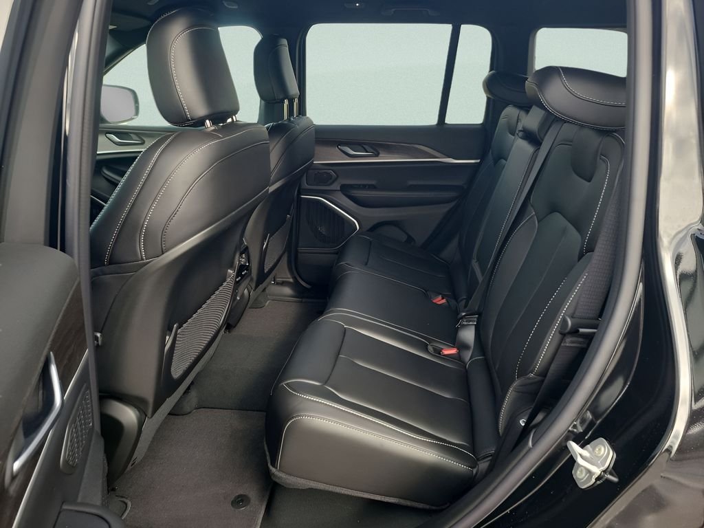 New 2026 Diamond Black Crystal Pearl-Coat Exterior Paint Jeep Limited image 23