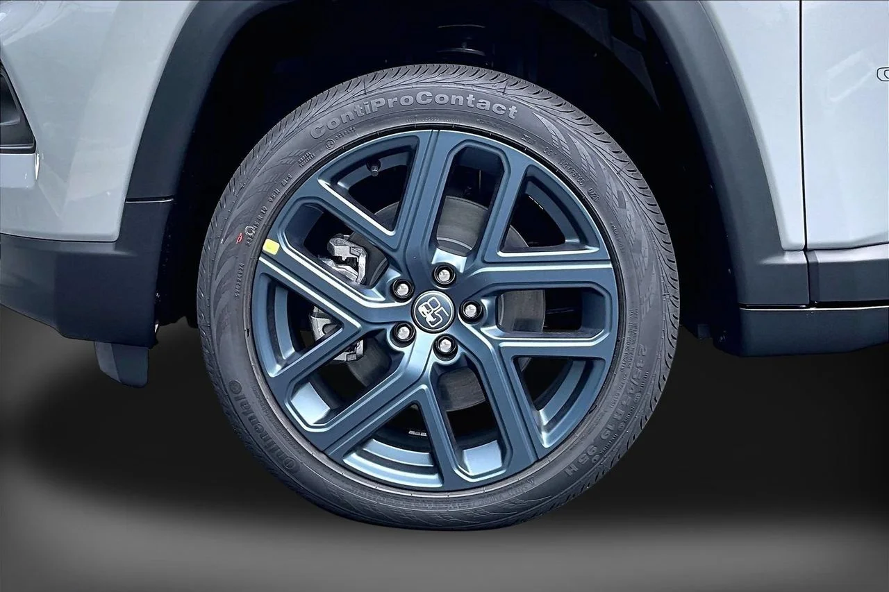 New 2026 Silver Zynith Metallic Clearcoat Jeep Latitude image 31