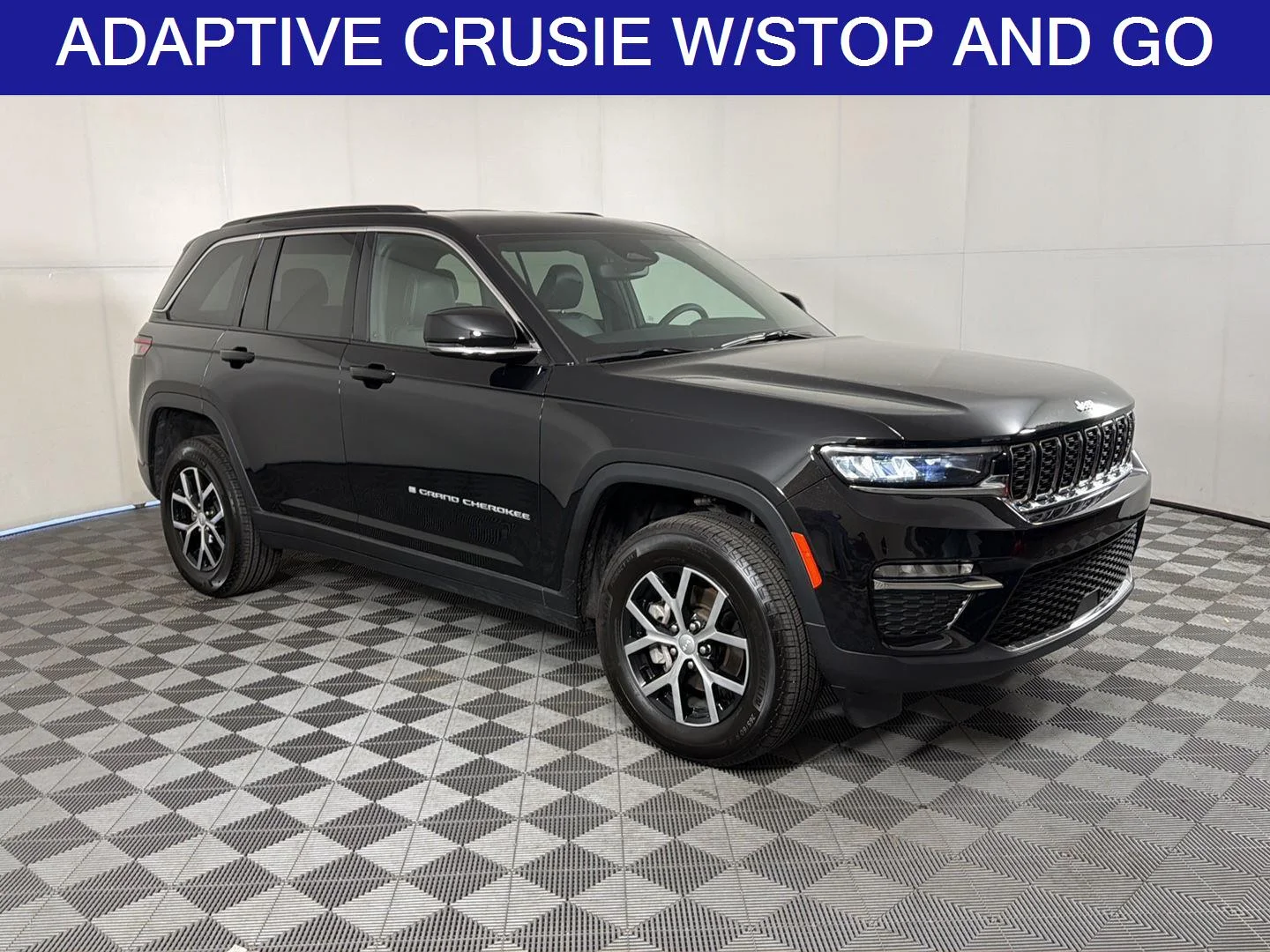 Used 2024 Diamond Black Crystal Pearlcoat Jeep Limited image 2
