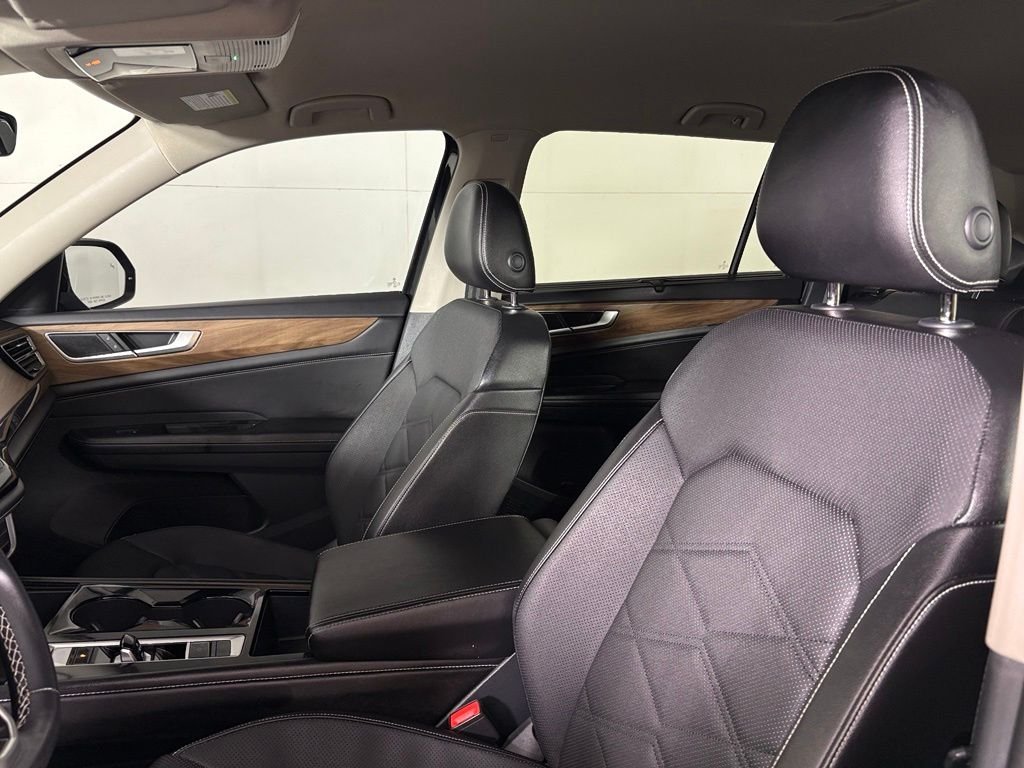 Used 2024 Black Volkswagen 2.0T SE w/Technology image 18