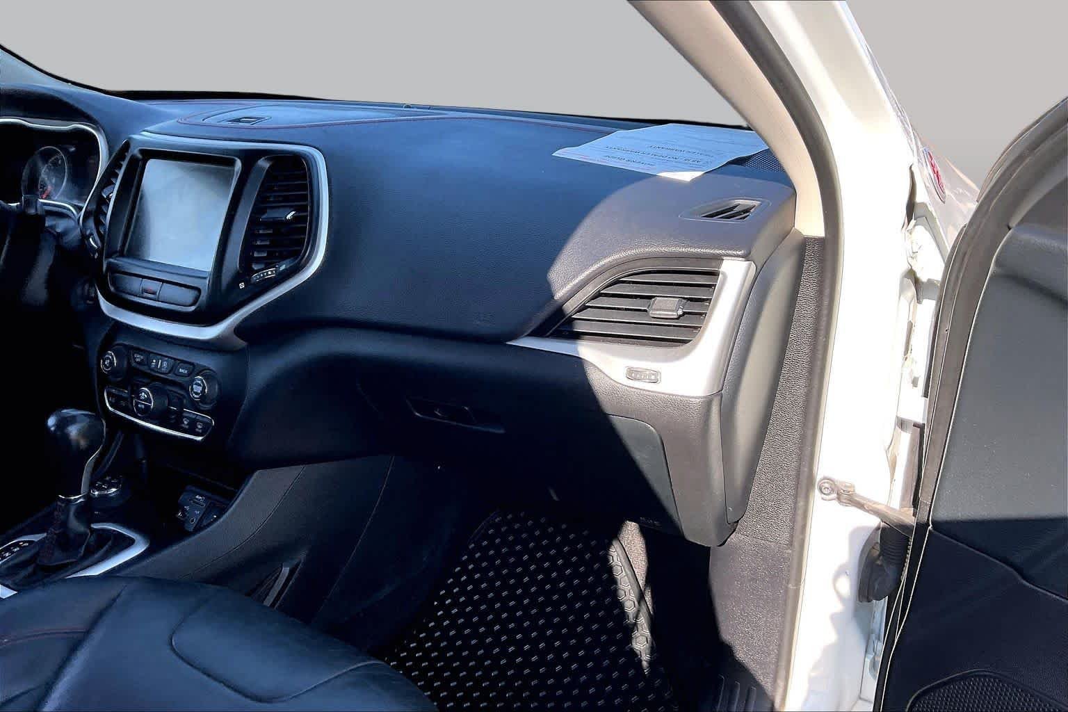 Used 2016 Bright White Clearcoat Jeep Trailhawk image 18