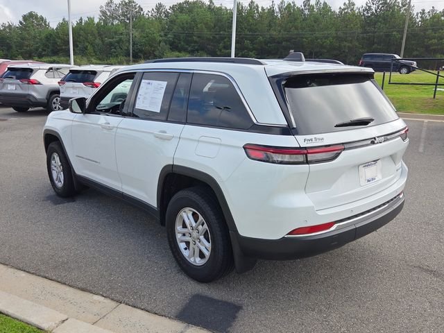 Used 2025 White Jeep Laredo image 9
