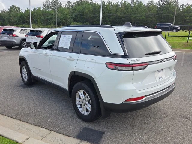 Used 2025 White Jeep Laredo image 9
