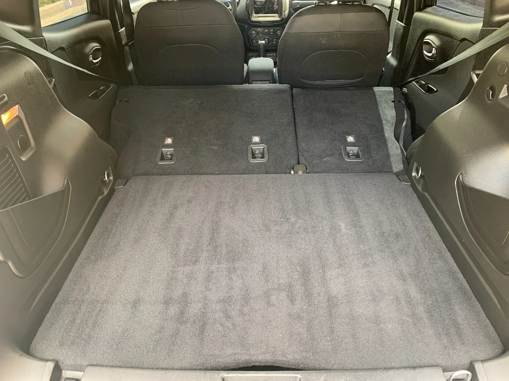 Used 2021 Black Clearcoat Jeep Latitude image 28