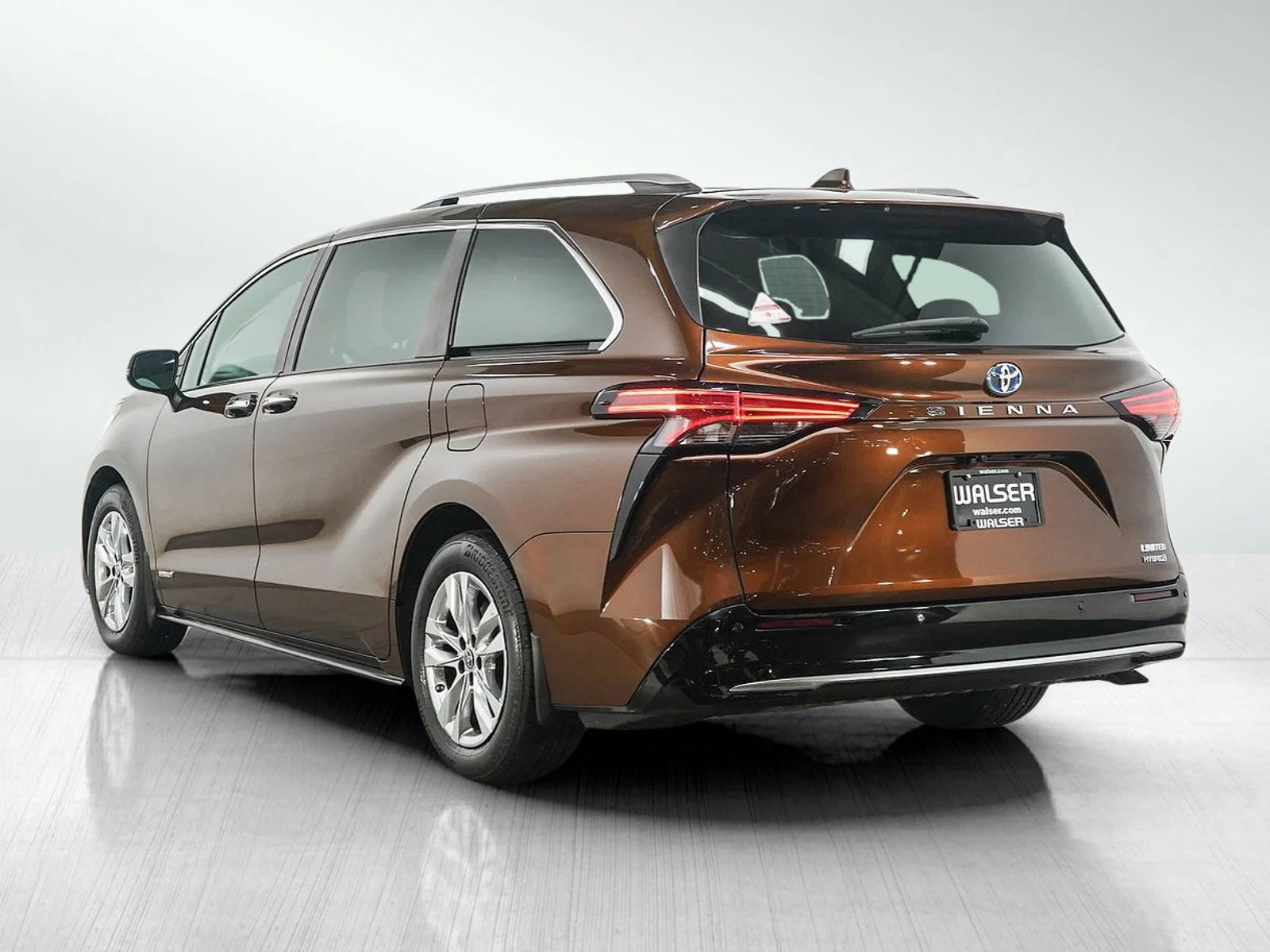 Used 2021  Toyota LE image 3