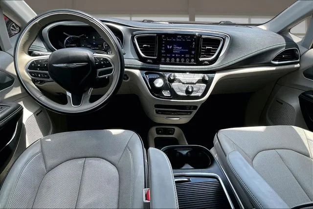 Used 2018 Red Chrysler Limited image 16