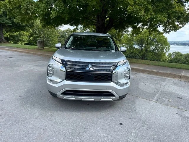 Used 2023 Silver Mitsubishi SE image 2