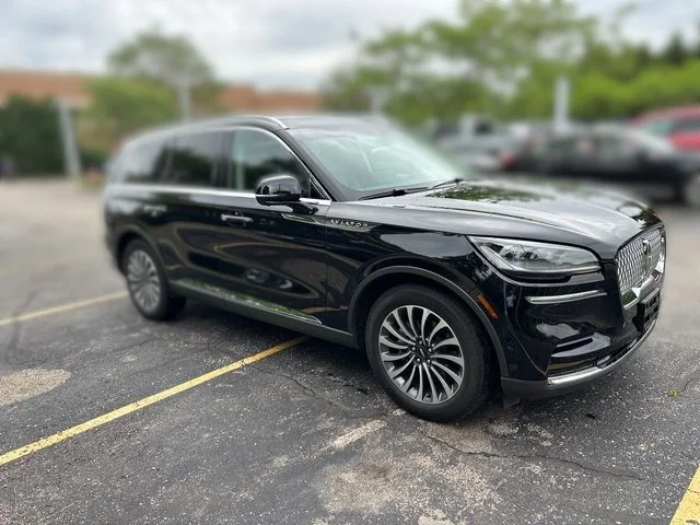 Used 2023 Black Lincoln Reserve image 14