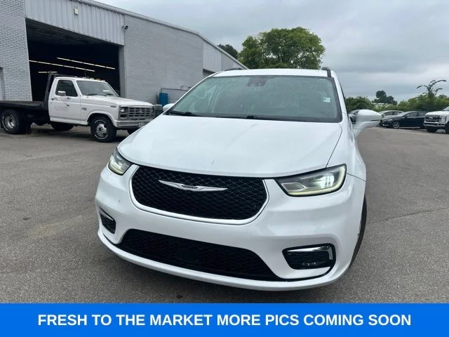 Used 2022 Bright White Clearcoat Chrysler Touring L image 3