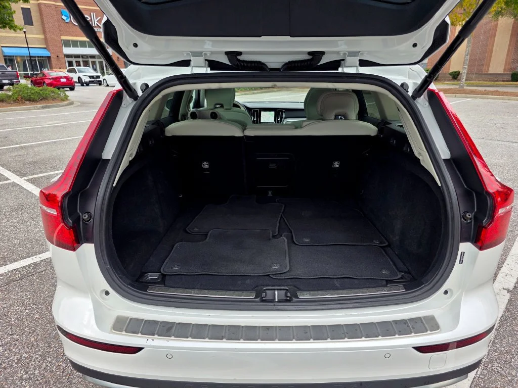 Used 2025  Volvo Plus image 34