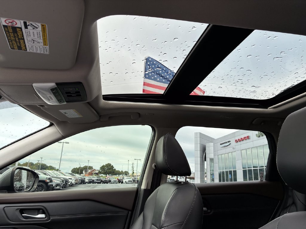 Used 2022 Gray Nissan SL image 18