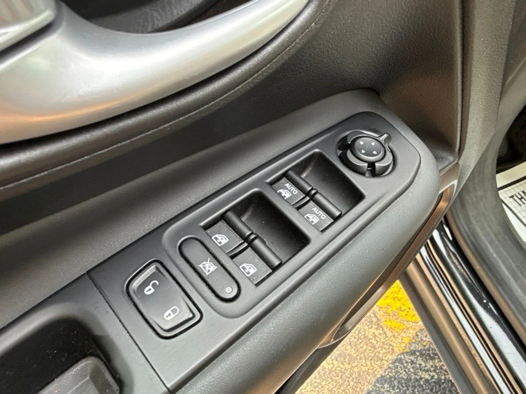 Used 2023 Black Jeep Latitude image 19