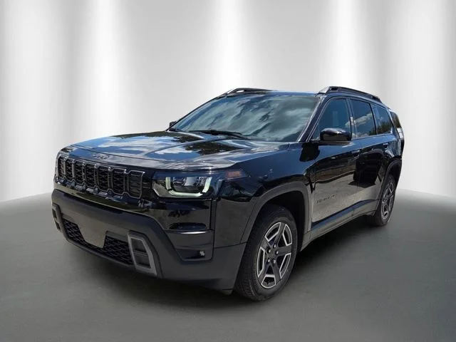 New 2026 Diamond Black Crystal Pearl-Coat Exterior Paint Jeep Limited image 2