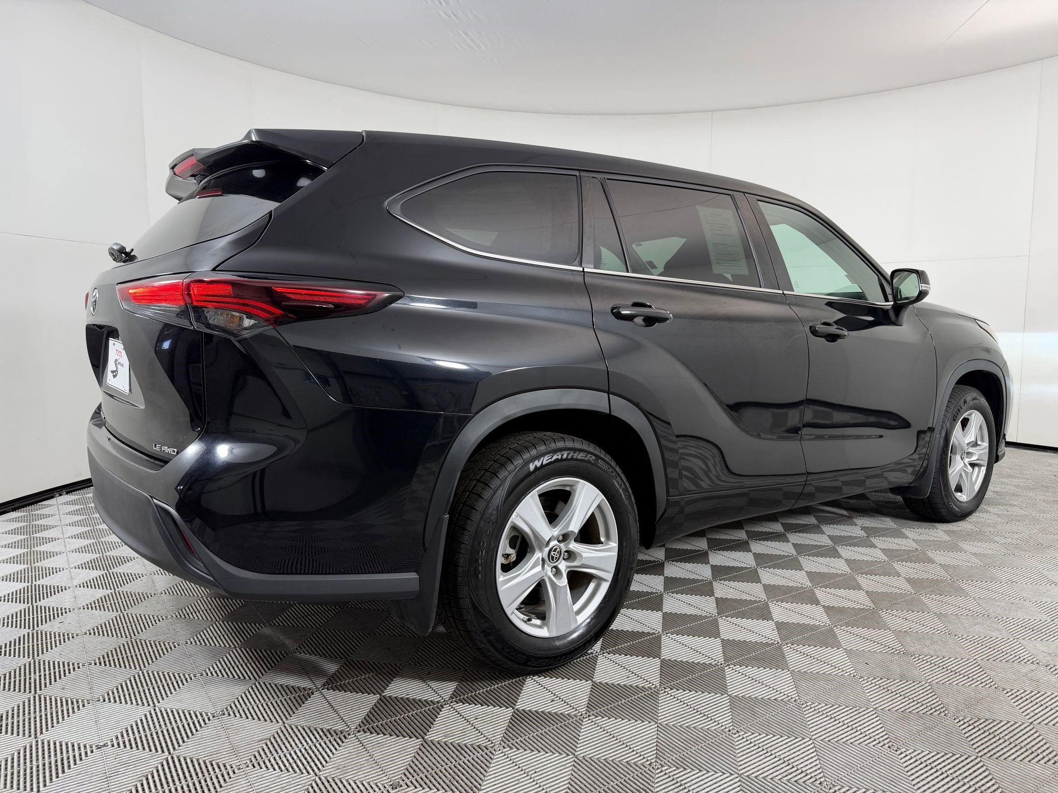 2024 Toyota Highlander LE - Photo 8