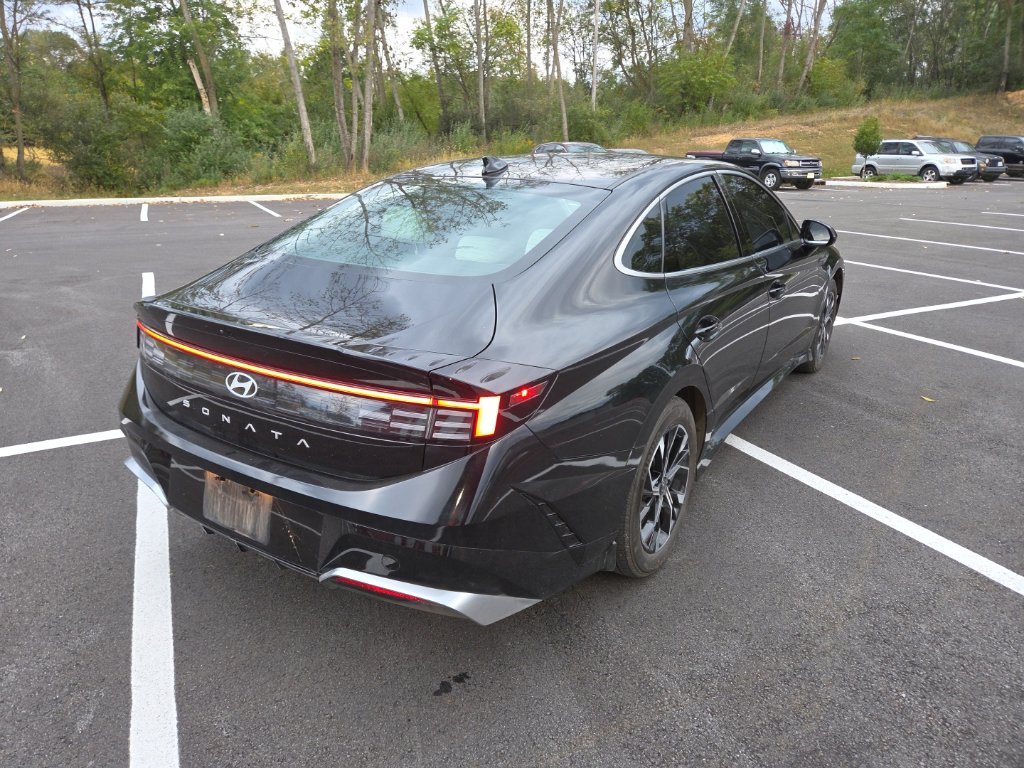 Certified Used 2025 Black Hyundai SEL image 6