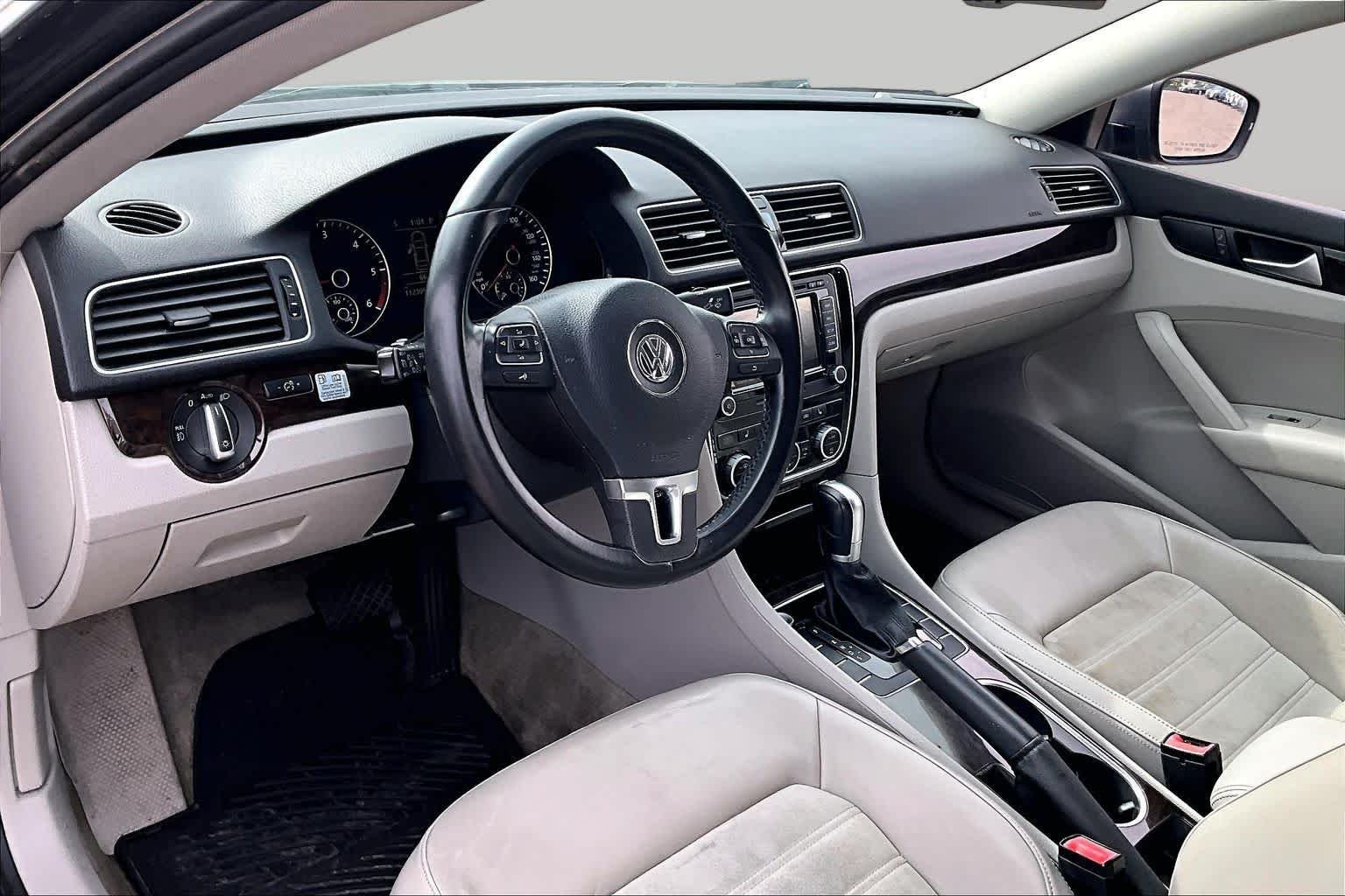 Used 2015 Platinum Gray Metallic Volkswagen 2.0L TDI SEL Premium image 15