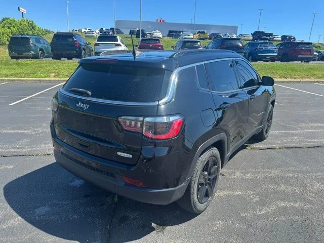 Used 2022 Diamond Black Jeep Latitude image 3