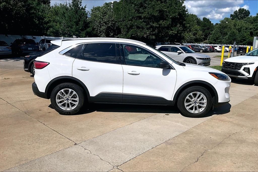 Used 2022 White Ford SE image 8