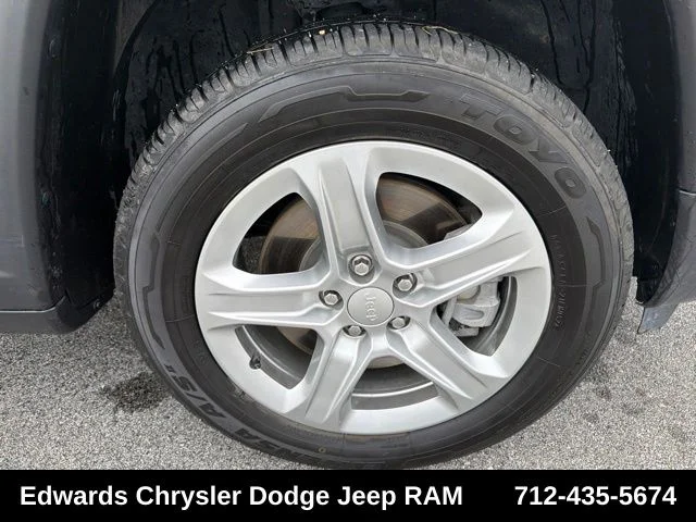 Used 2023 Gray Jeep Latitude image 10