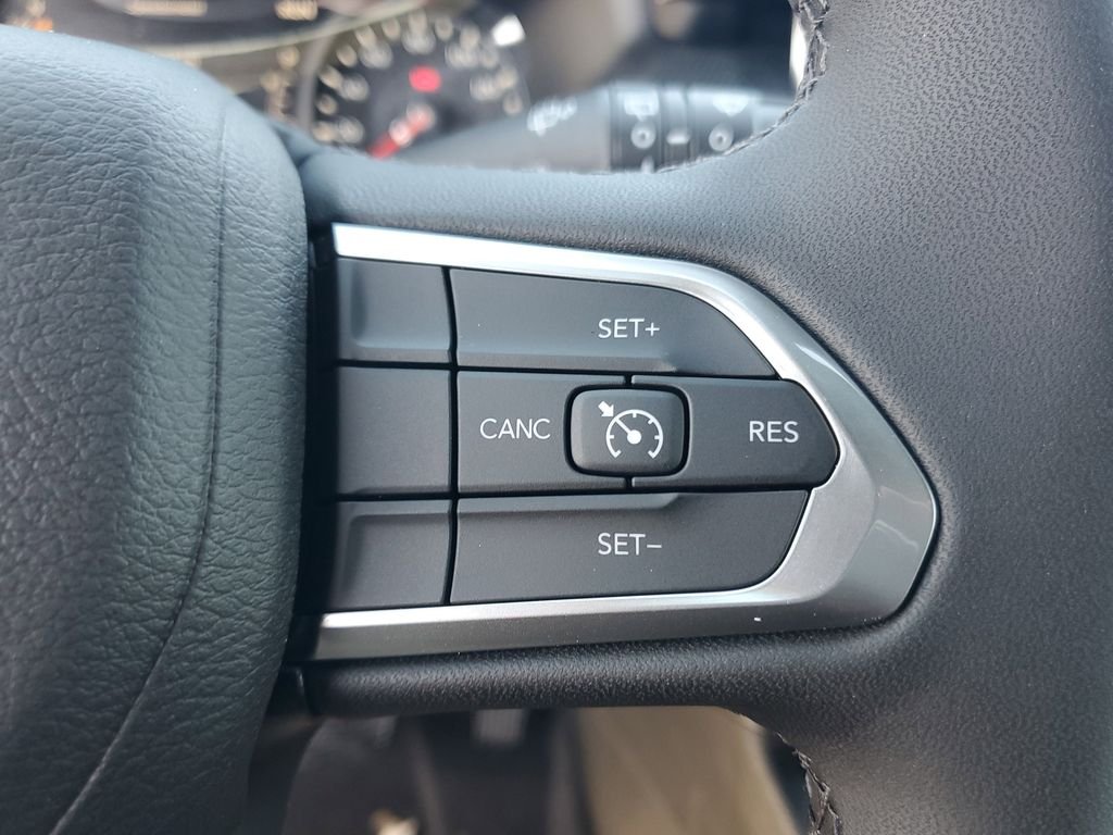 New 2026 Bright White Clearcoat Jeep Latitude image 19