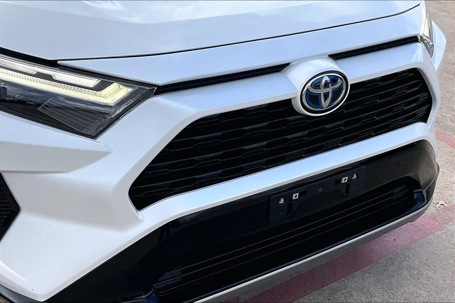 Used 2023 Wind Chill Pearl Toyota Hybrid SE image 30