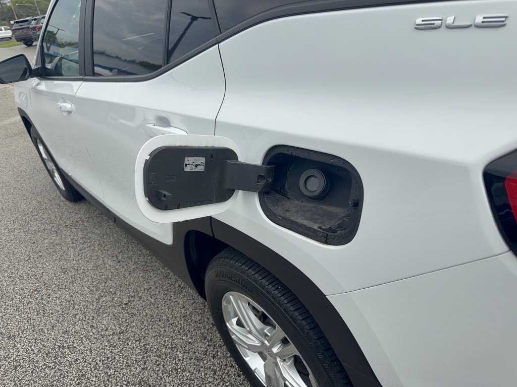 Used 2024 Summit White GMC SLE image 23