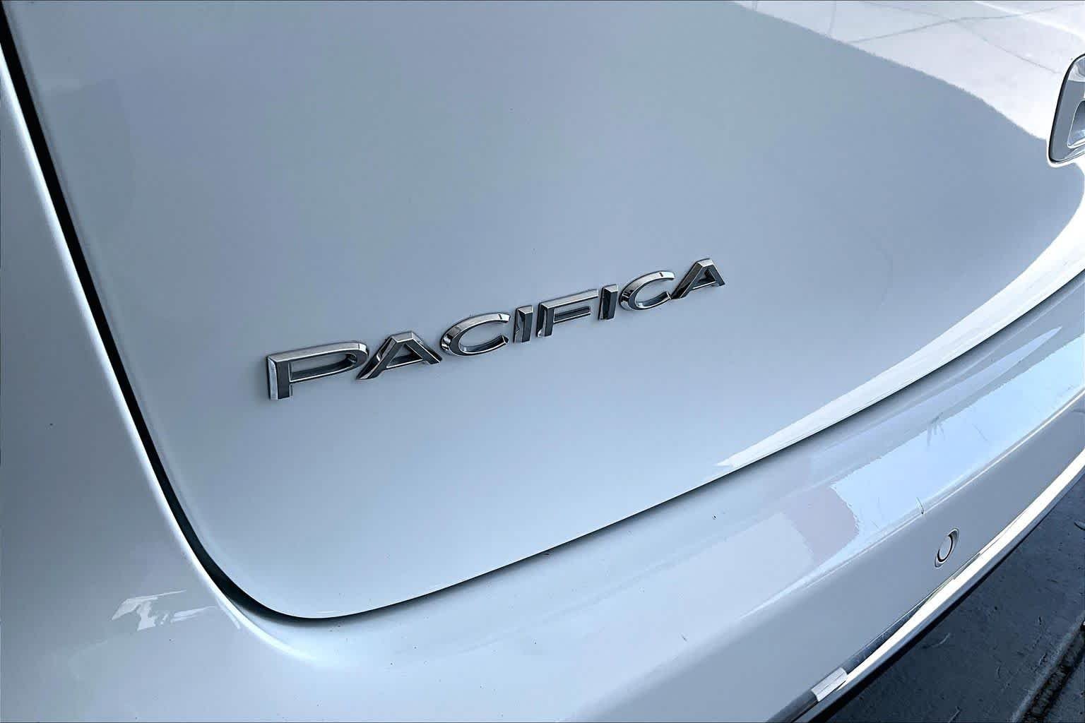 Used 2024 Bright White Clearcoat Chrysler Touring L image 31