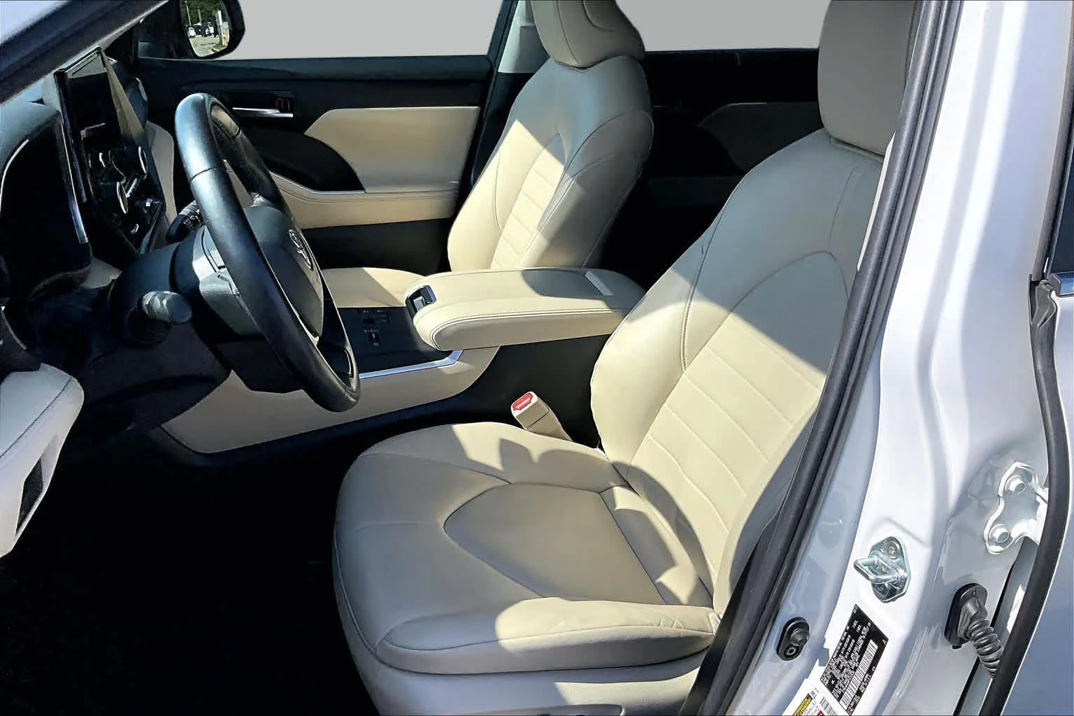 Used 2023 Wind Chill Pearl Toyota Hybrid XLE image 7