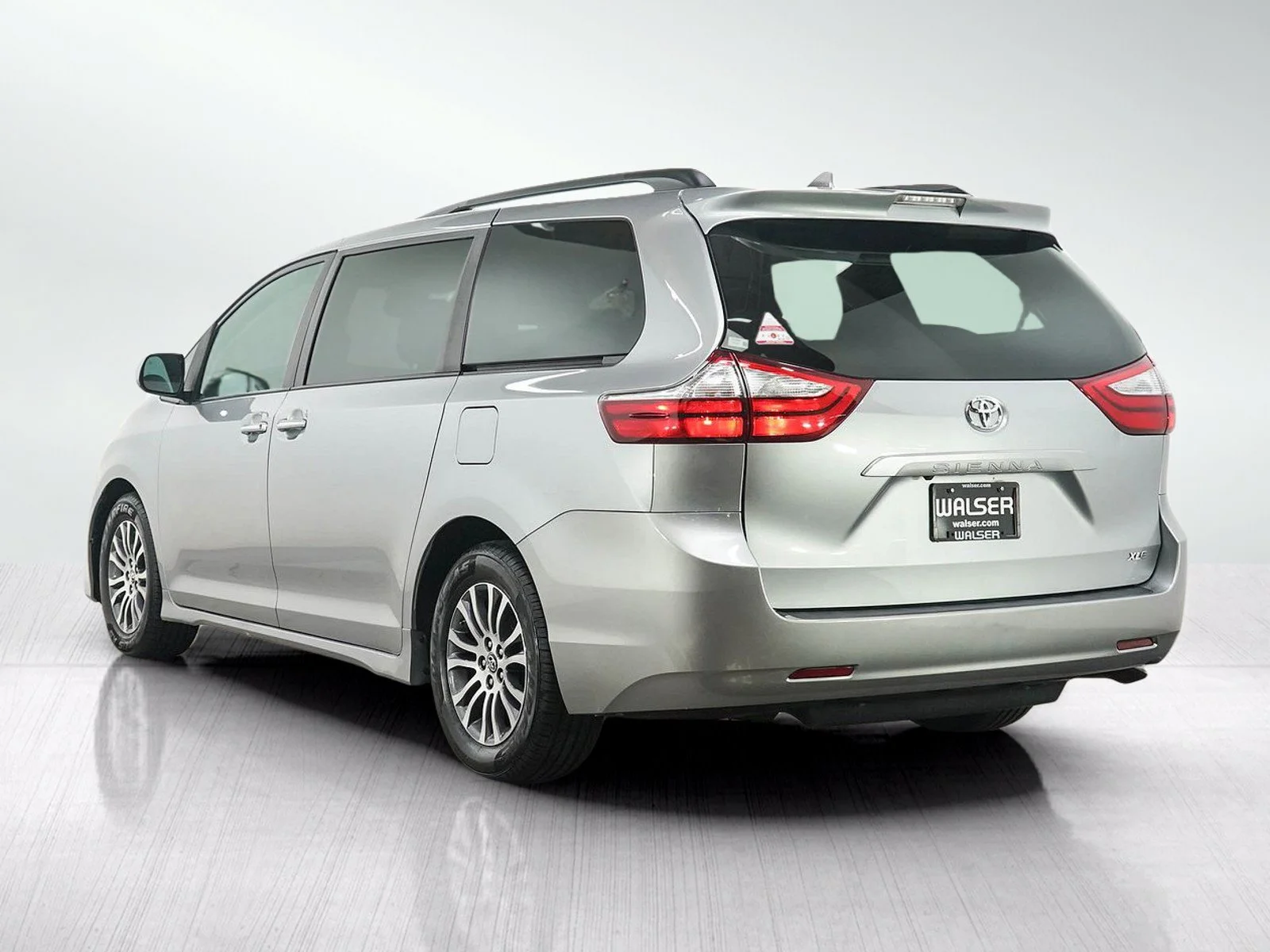 Used 2018 Silver Sky Metallic Toyota XLE Premium FWD 8-Passenger image 4